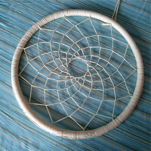 用呼啦圈和布条制作巨型捕梦网 第33步