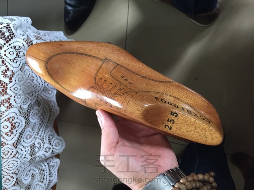 一双鞋、一种染色、一种护理、一种穿着 第2步