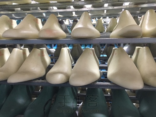 一双鞋、一种染色、一种护理、一种穿着 第3步