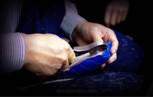 一双鞋、一种染色、一种护理、一种穿着 第10步