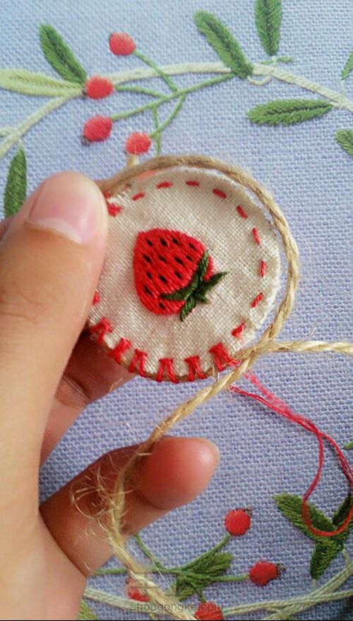 清新可爱的刺绣小吊件 第12步