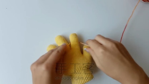 废弃毛线手套做个万圣节小鸡 第3步