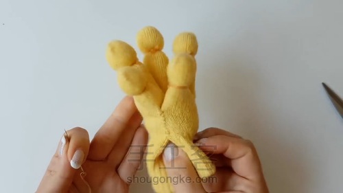 废弃毛线手套做个万圣节小鸡 第8步