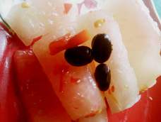 西瓜是夏天首选，每天家里都有大量的西瓜皮。今天做一道简单好做，健康好吃的凉伴菜