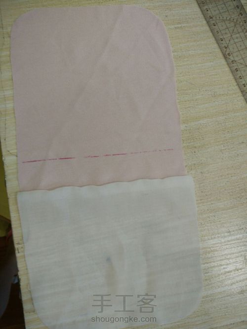 粉色拼接系带连衣裙。 第8步