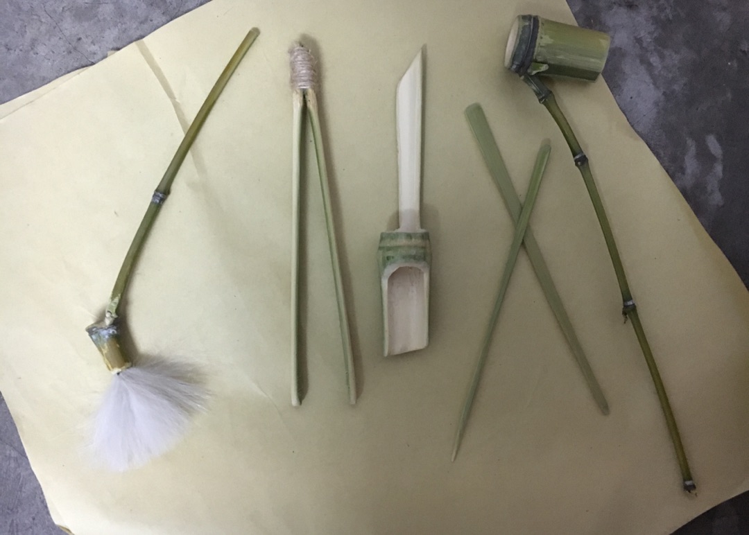 工具很简单～偷了一根竹子……然后有锯条……刀，磨砂纸，等～