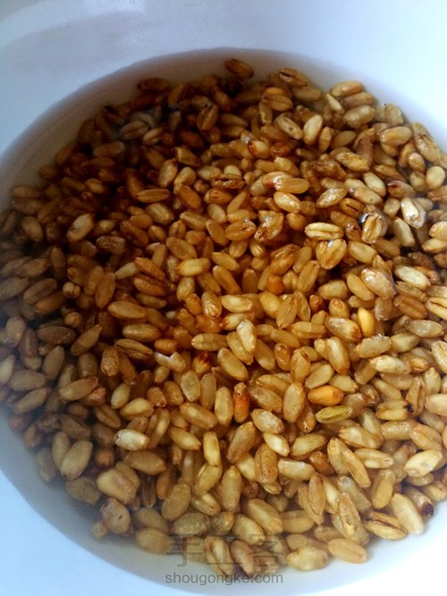 小麦薏仁营养粥
这道粥既补气血又去湿寒还有去流虚汗的功效哦。 第1步