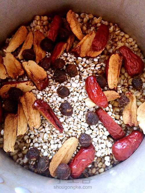 小麦薏仁营养粥
这道粥既补气血又去湿寒还有去流虚汗的功效哦。 第10步