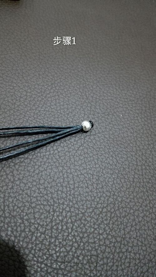 原创泰蜡四股简约抽拉手绳 第1步