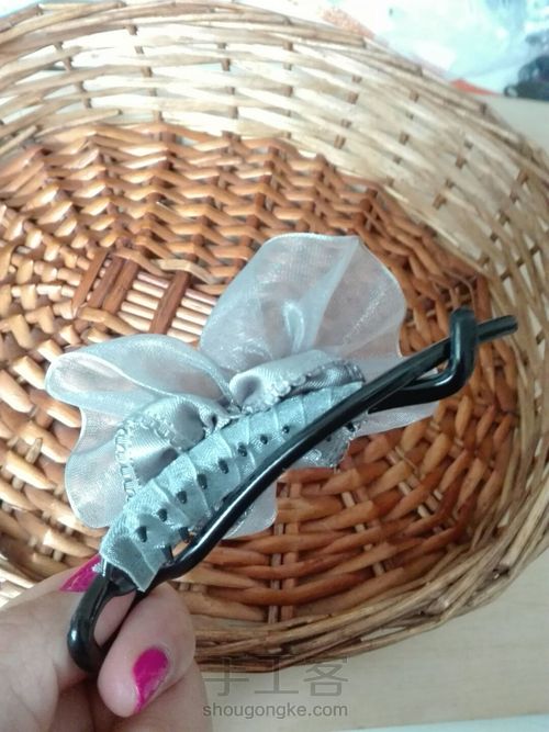 灰色花朵扭扭夹 第6步