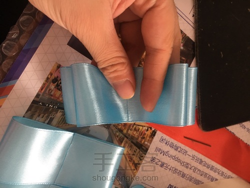 蓝色蝴蝶结发饰 第3步