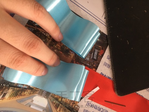 蓝色蝴蝶结发饰 第5步