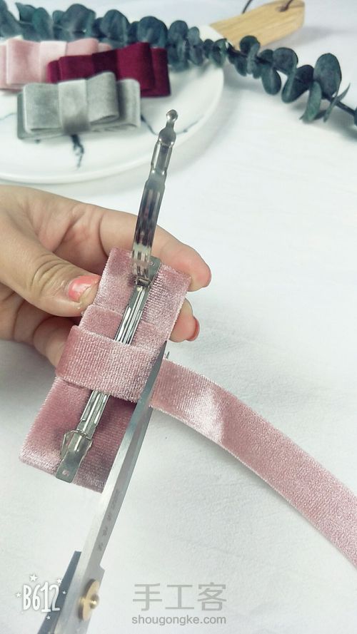 简约丝绒半发夹 第10步