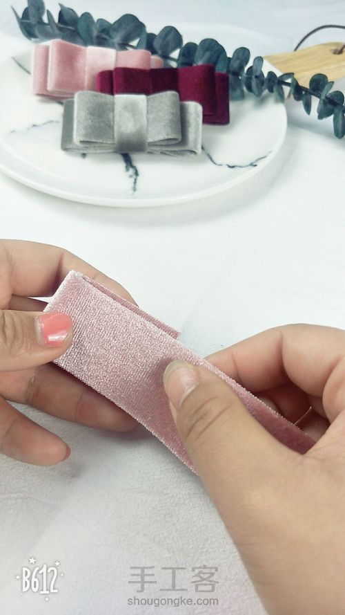 简约丝绒半发夹 第2步