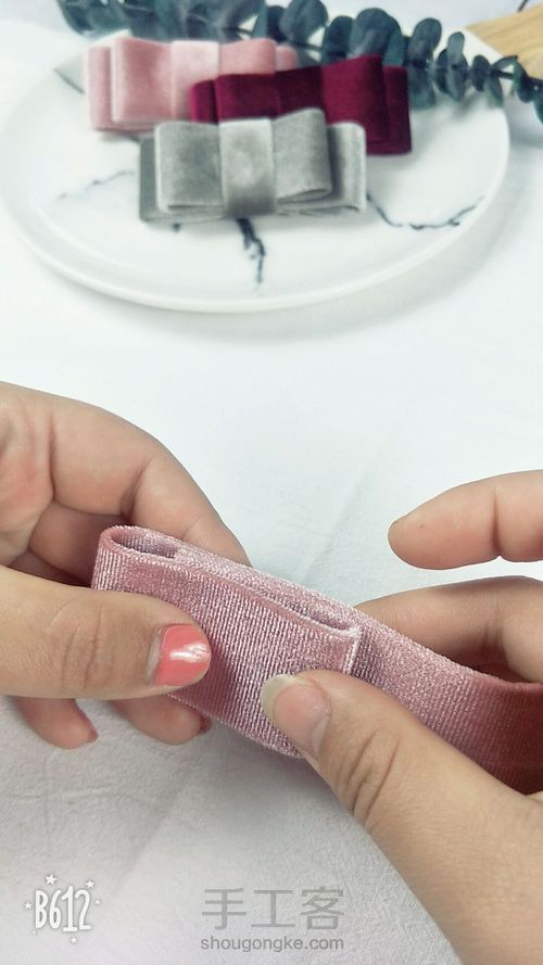 简约丝绒半发夹 第3步