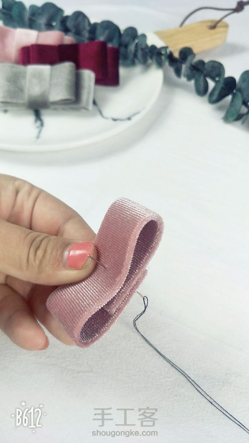 简约丝绒半发夹 第4步