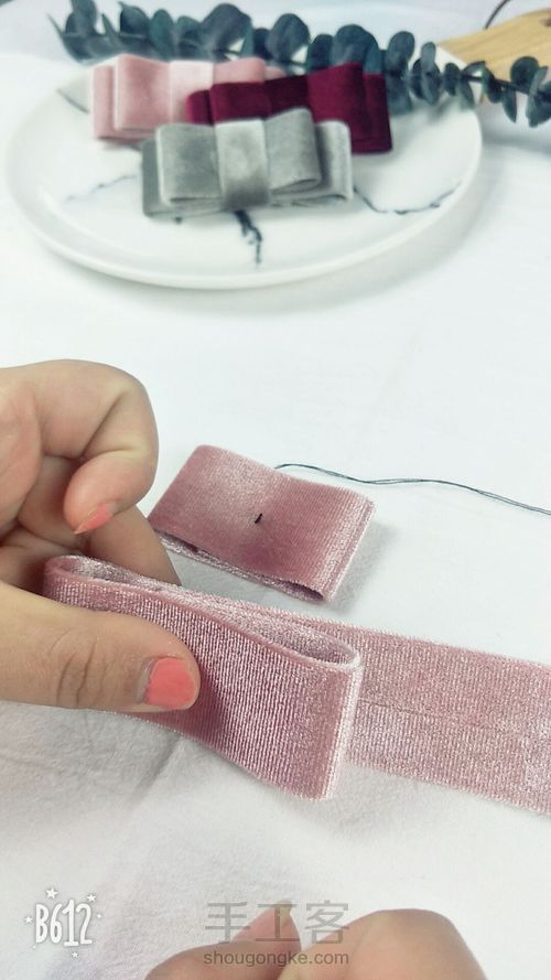 简约丝绒半发夹 第5步