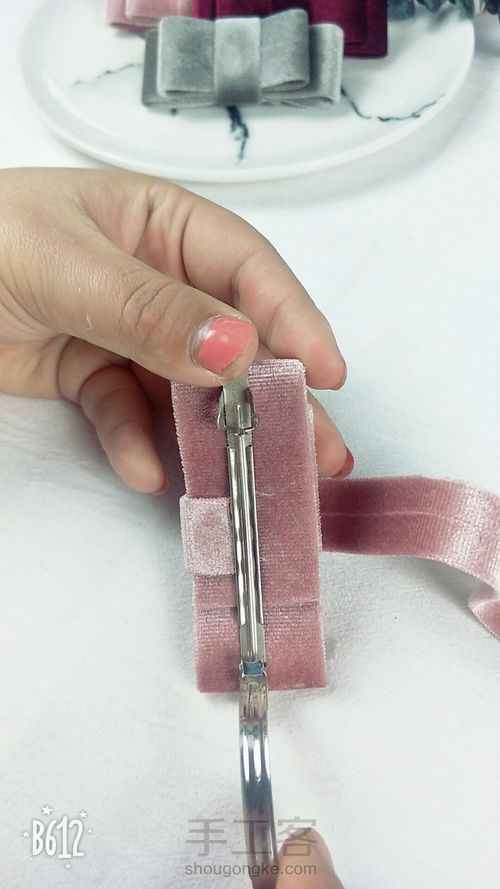 简约丝绒半发夹 第9步