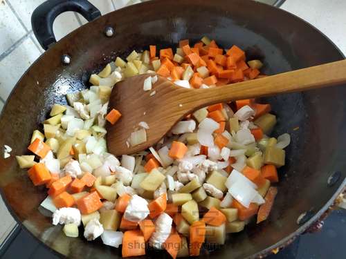 百分百成功的咖喱鸡块做法 第7步