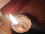 一个飞的铁盒易拉罐和蜡烛流下的蜡油还有未燃烧完的蜡烛头再加一些棉线，结合起来做个油灯
