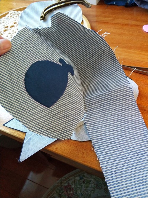 拼布小蓝鲸三片式12CM珍珠口金包包 第8步