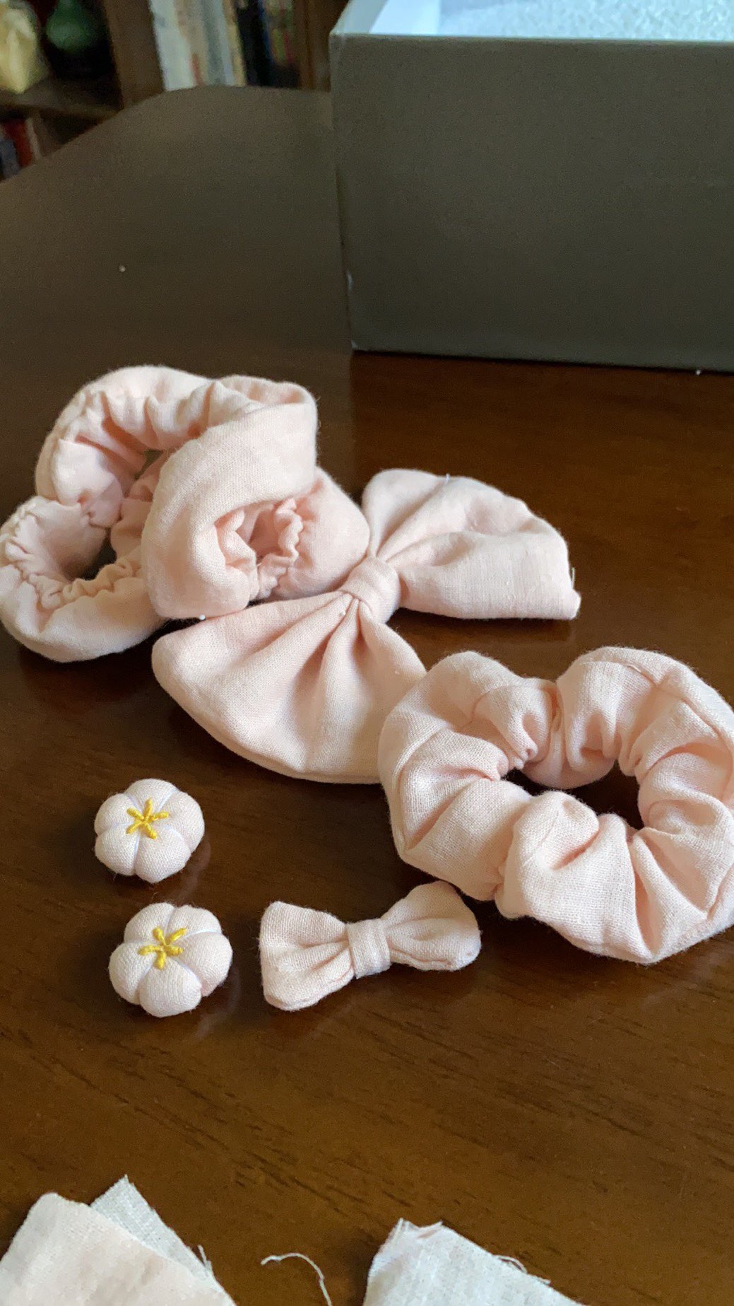 给宝宝做了床笠，用剩下的边角料给宝宝制作小发夹，耳钉