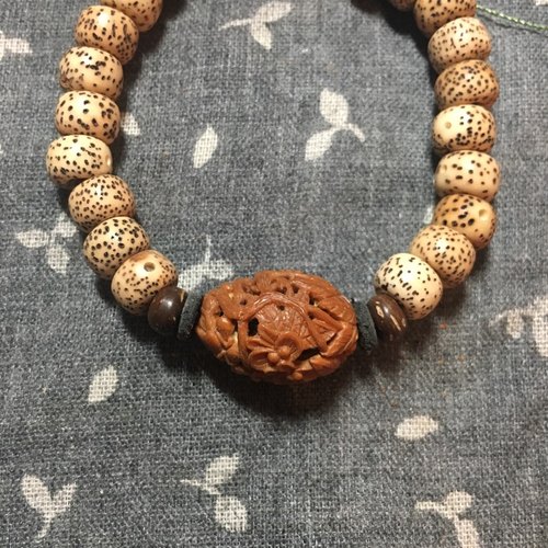 紫藤花核雕手串 第5步