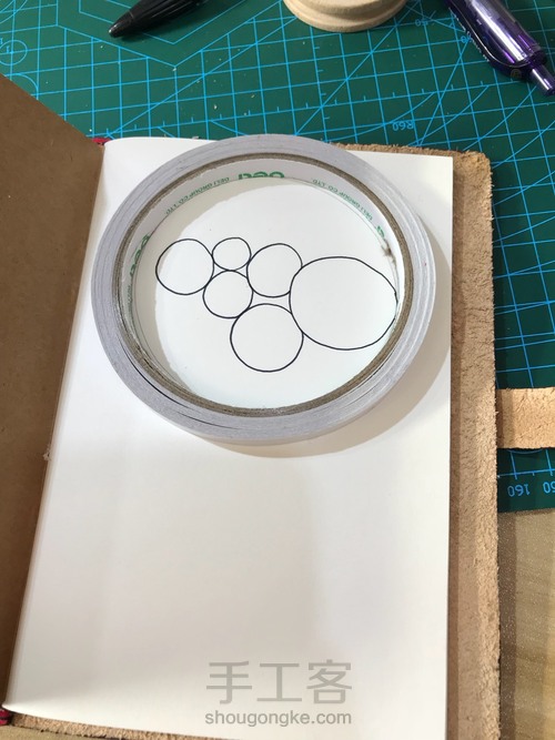 用双面胶画个圈 第1步
