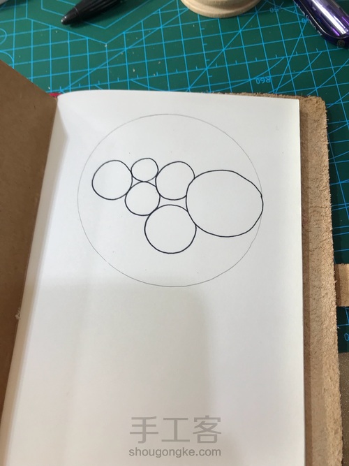 用双面胶画个圈 第2步