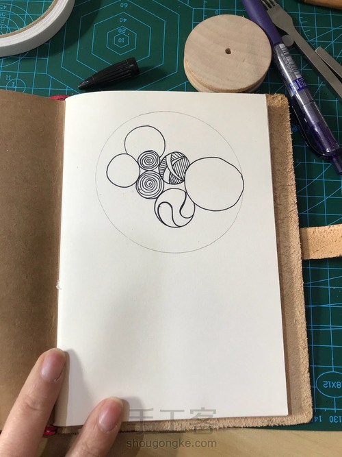 用双面胶画个圈 第4步