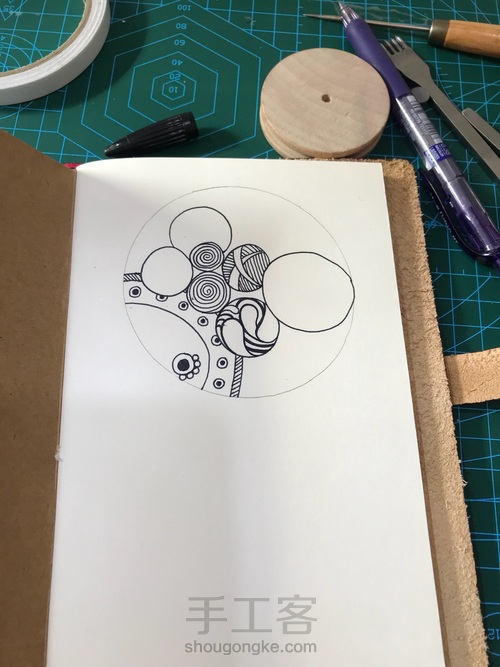 用双面胶画个圈 第5步