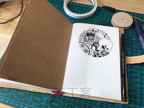 用双面胶画个圈 第12步