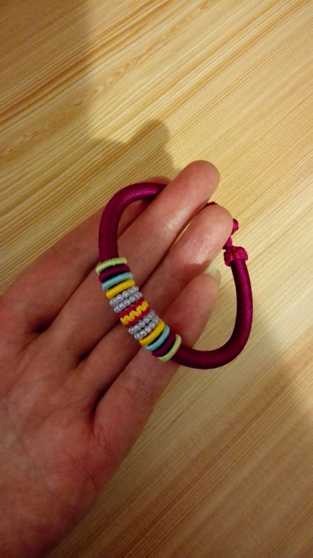 在网上看到这款手环很喜欢，照着编了一个，很简单，用到了绕线，雀头结，平结，纽扣结和小线圈，适合初学者