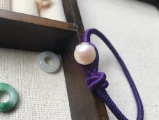 特别定制的珍珠扣，深紫色泰蜡，很女人的一款手绳，越戴越亮，越戴越美