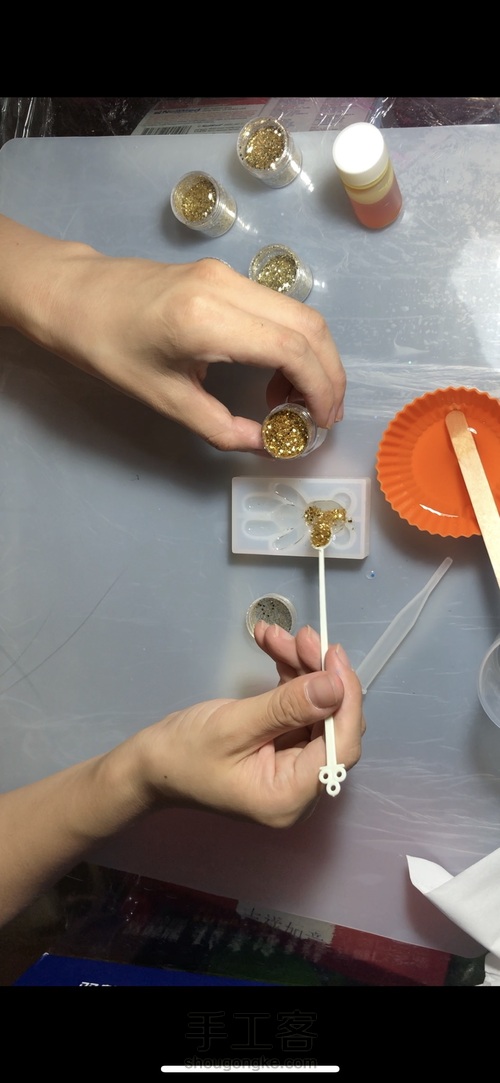 来个简单的黄金滴胶小熊手机壳吧! 第2步