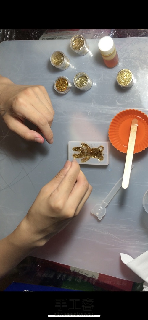 来个简单的黄金滴胶小熊手机壳吧！ 第3步