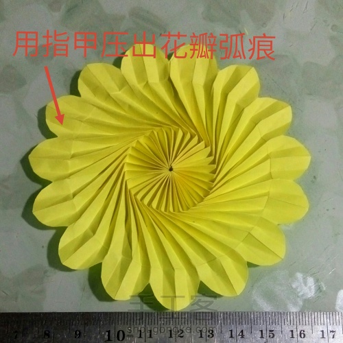 螺旋太阳花的折纸教程 第15步