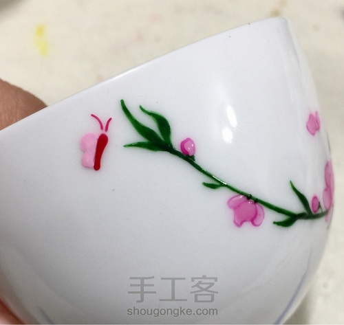 “蝶恋桃花”手绘对杯 第6步