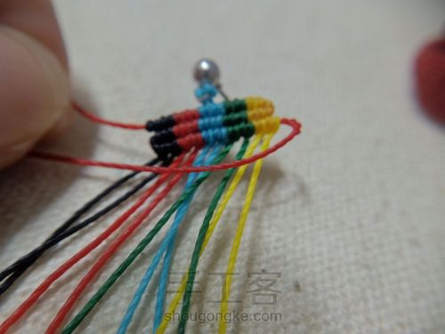 【重彩】超简单的五色斜卷结耳钉 第18步