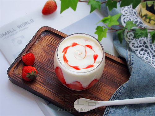 草莓酸奶饮女性的朋友 第7步