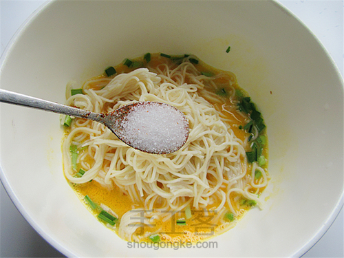 面条鸡蛋饼 第4步