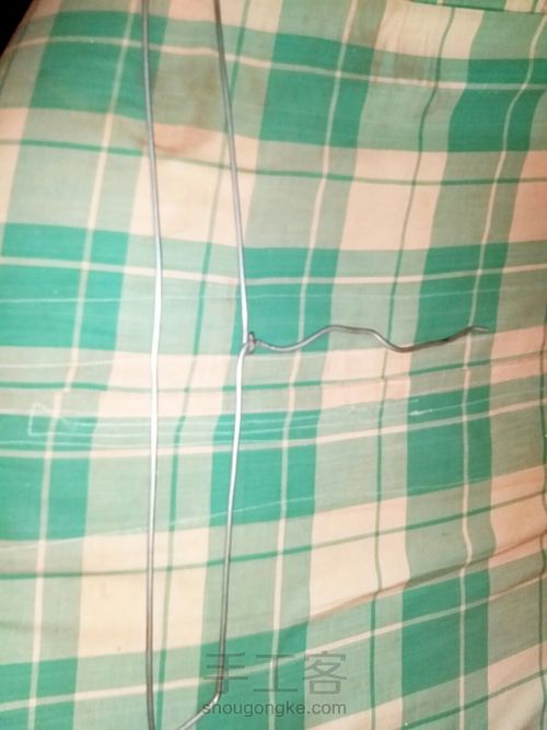 老衣架+旧裤子=床头架 第1步