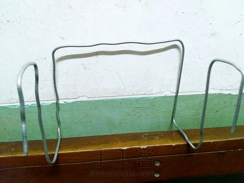 老衣架+旧裤子=床头架 第2步