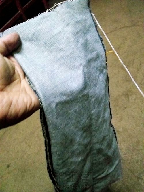 老衣架+旧裤子=床头架 第3步
