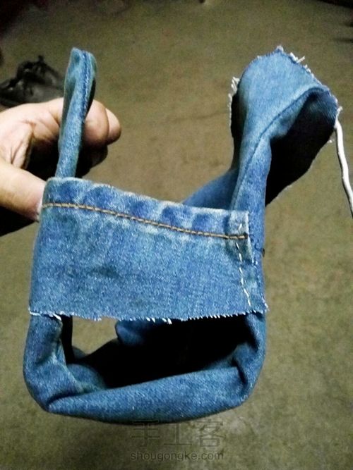 老衣架+旧裤子=床头架 第4步