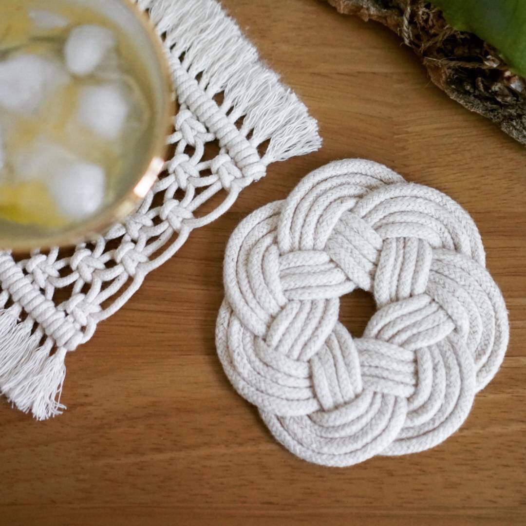运用传统梅花结的技法用棉绳做出简单的杯垫