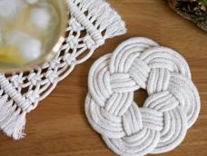 运用传统梅花结的技法用棉绳做出简单的杯垫