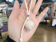 用编绳做一个小小的装饰，