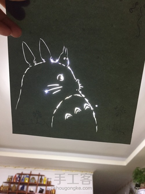 DIY：龙猫刻纸夜灯 第4步