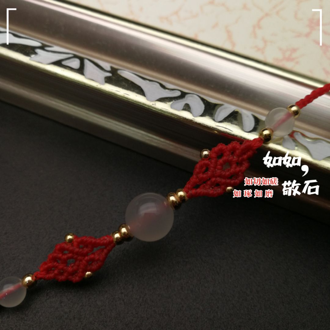 几款简单红绳，给18年增添喜气，佩珠均为大同玉珠子，半透明的珠子和和红绳搭配起来，显得特别清新。